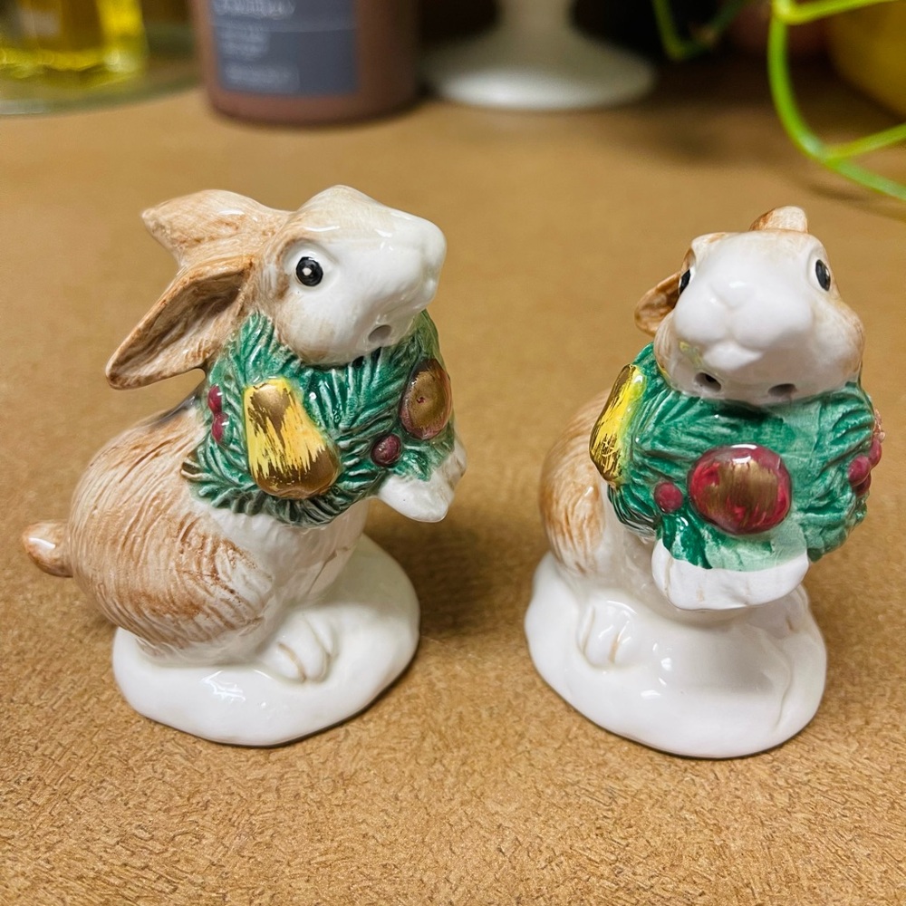Salt pepper Fitz and Floyd Vintage 1991 Woodland Christmas Rabbit Shakers Set/2
